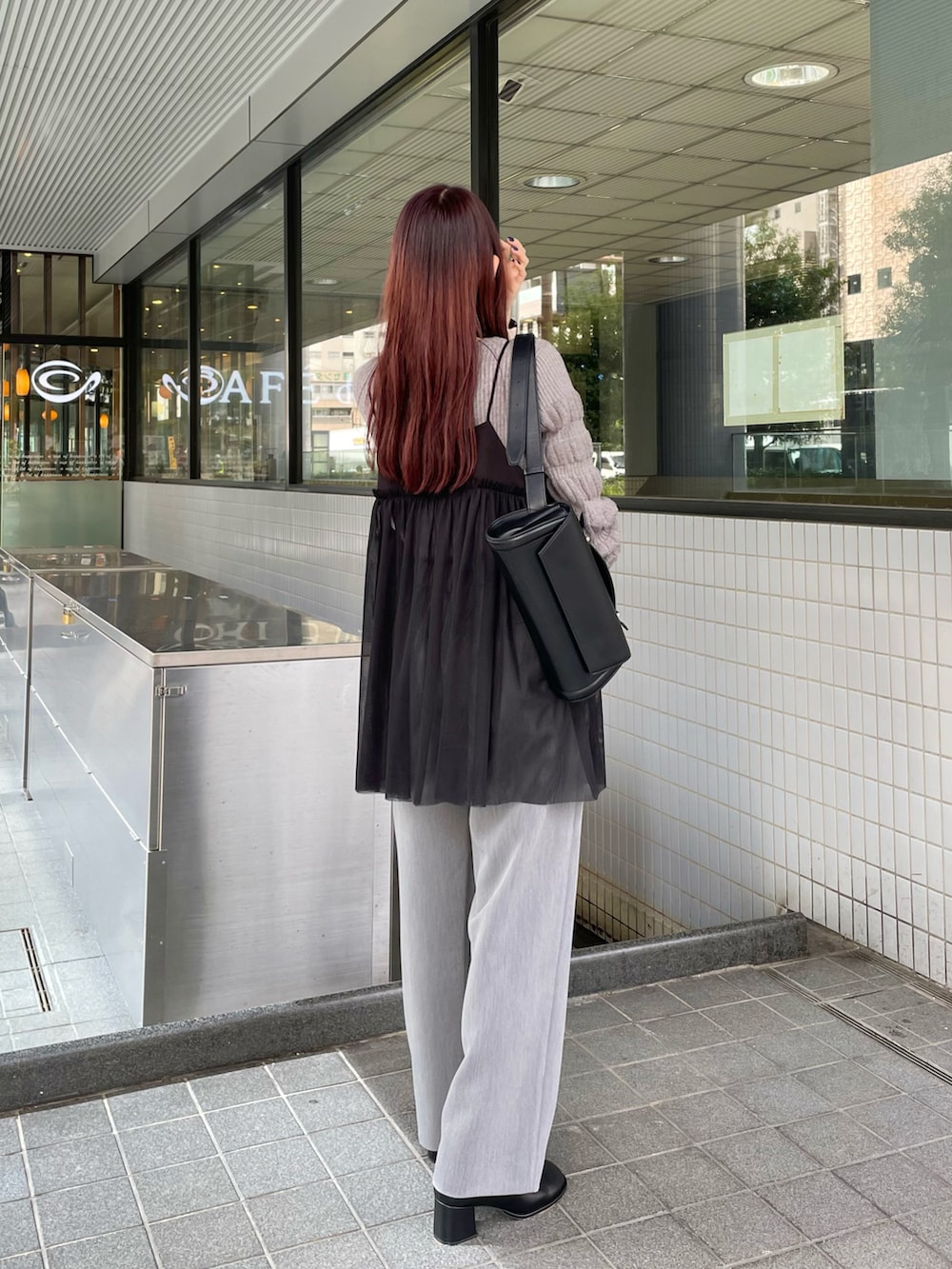 ブラック系のブーツ、グレー系のその他パンツ、グレー系のニット/セーターを着用したレディースの秋コーディネートの4枚目の写真