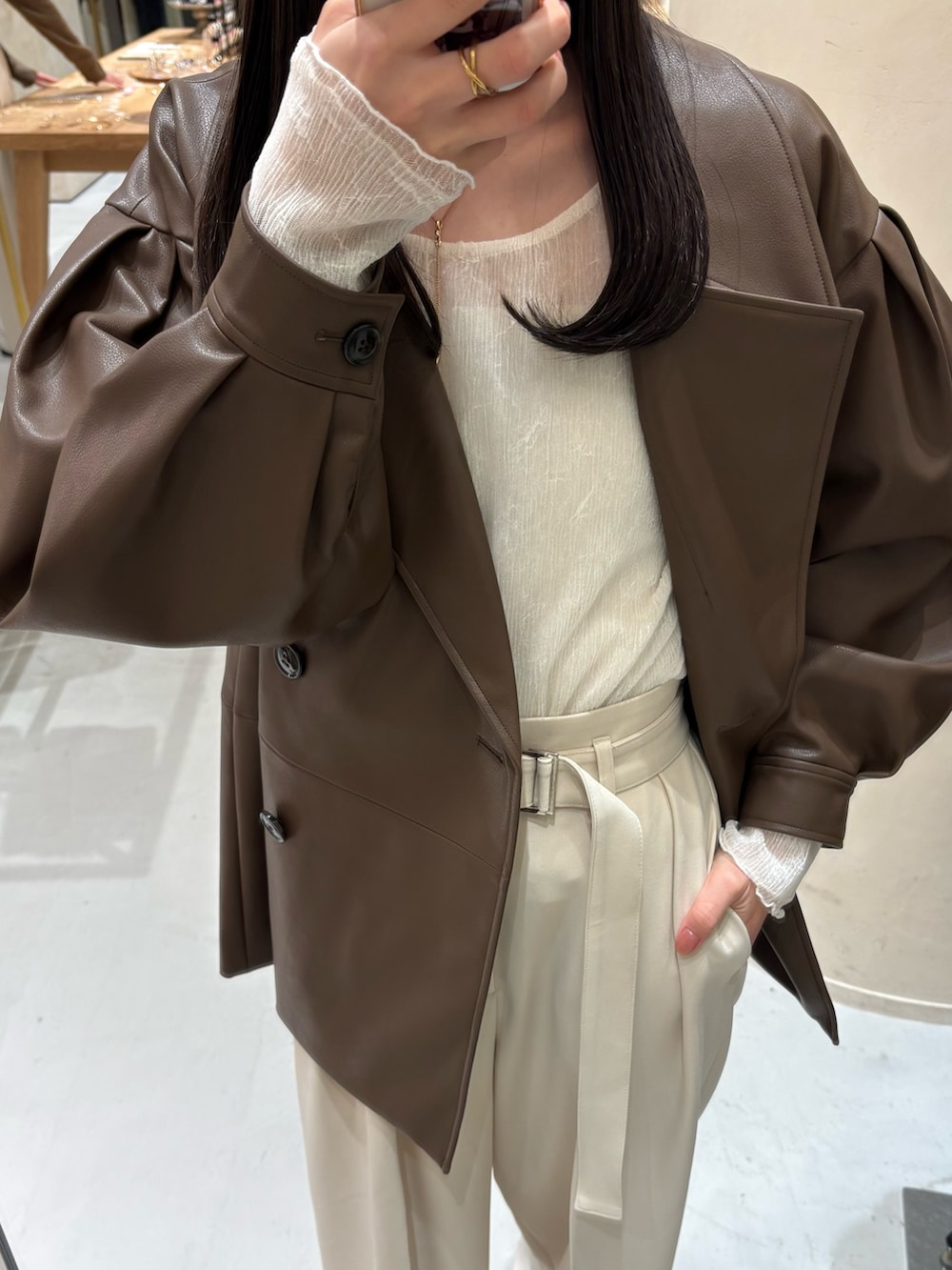 ブラック系のパンプス、ブラウン系のその他アウター、ホワイト系のその他パンツを着用したレディースの春コーディネートの3枚目の写真