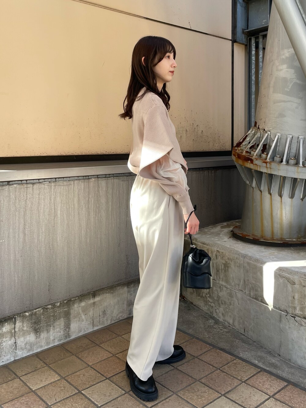 ブラック系のブーツ、ベージュ系のニット/セーター、ホワイト系のその他パンツを着用したレディースの冬コーディネートの3枚目の写真