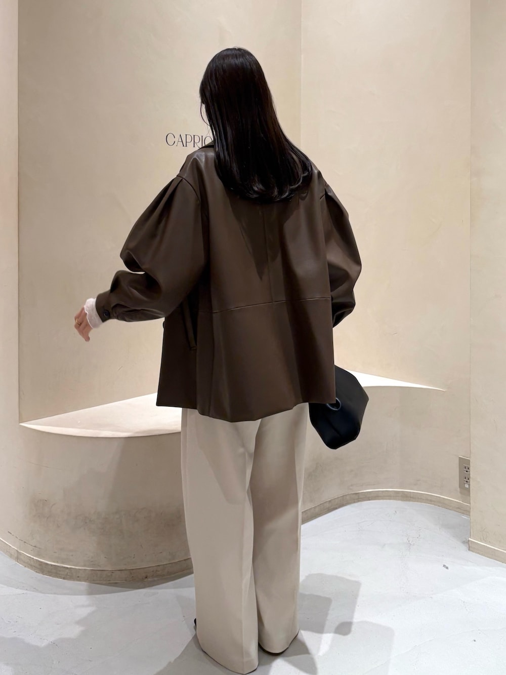 ブラック系のパンプス、ブラウン系のその他アウター、ホワイト系のその他パンツを着用したレディースの春コーディネートの4枚目の写真