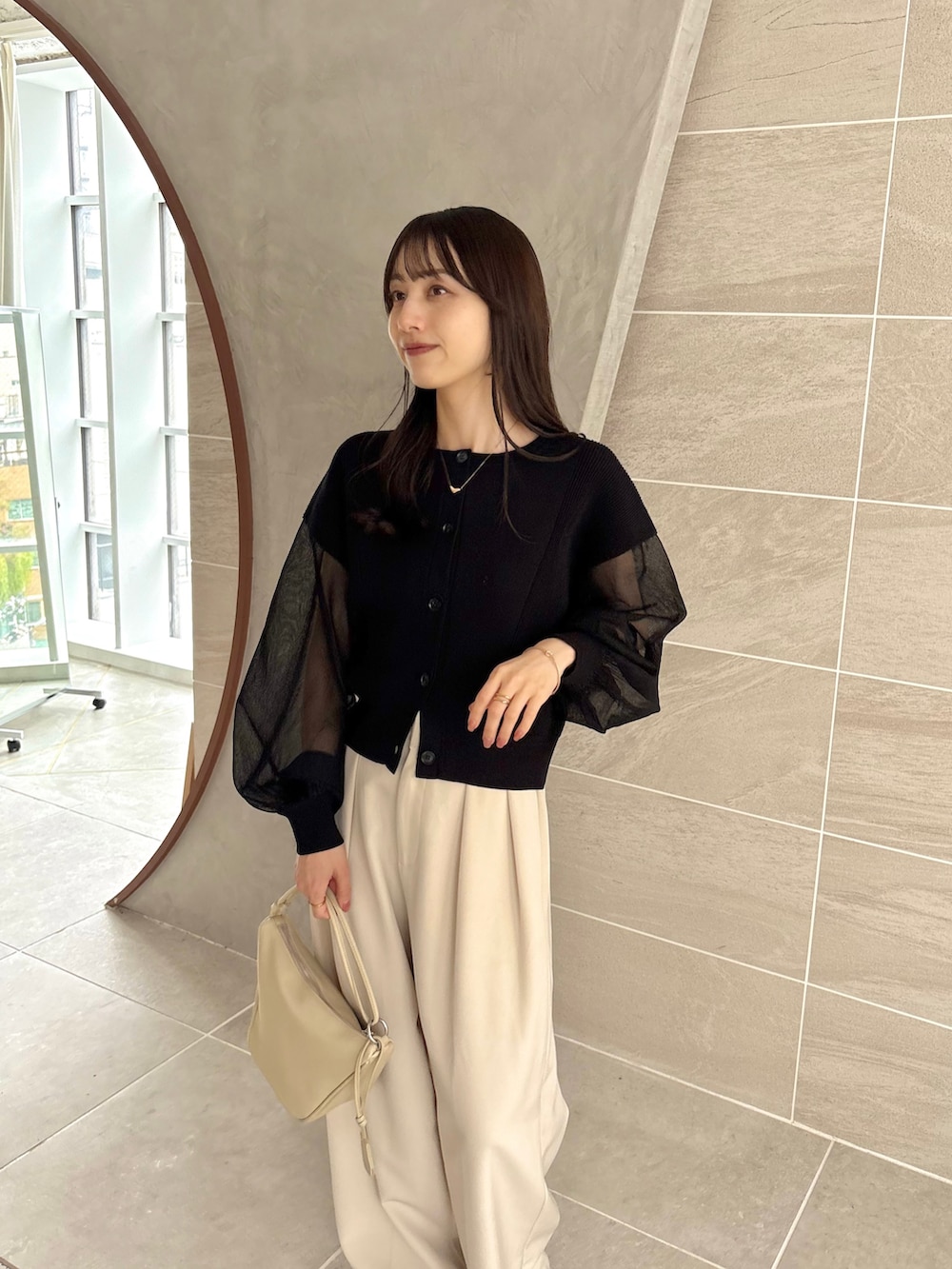 ホワイト系のその他パンツ、ブラック系のカーディガン/ボレロ、ブラック系のパンプスを着用したレディースの春コーディネートの4枚目の写真