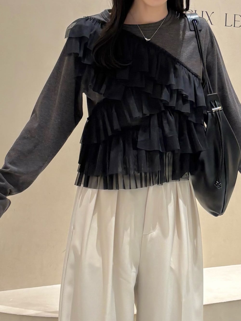 ホワイト系のその他パンツ、グレー系のTシャツ/カットソー、ブラック系のショルダーバッグを着用したレディースの春コーディネートの3枚目の写真