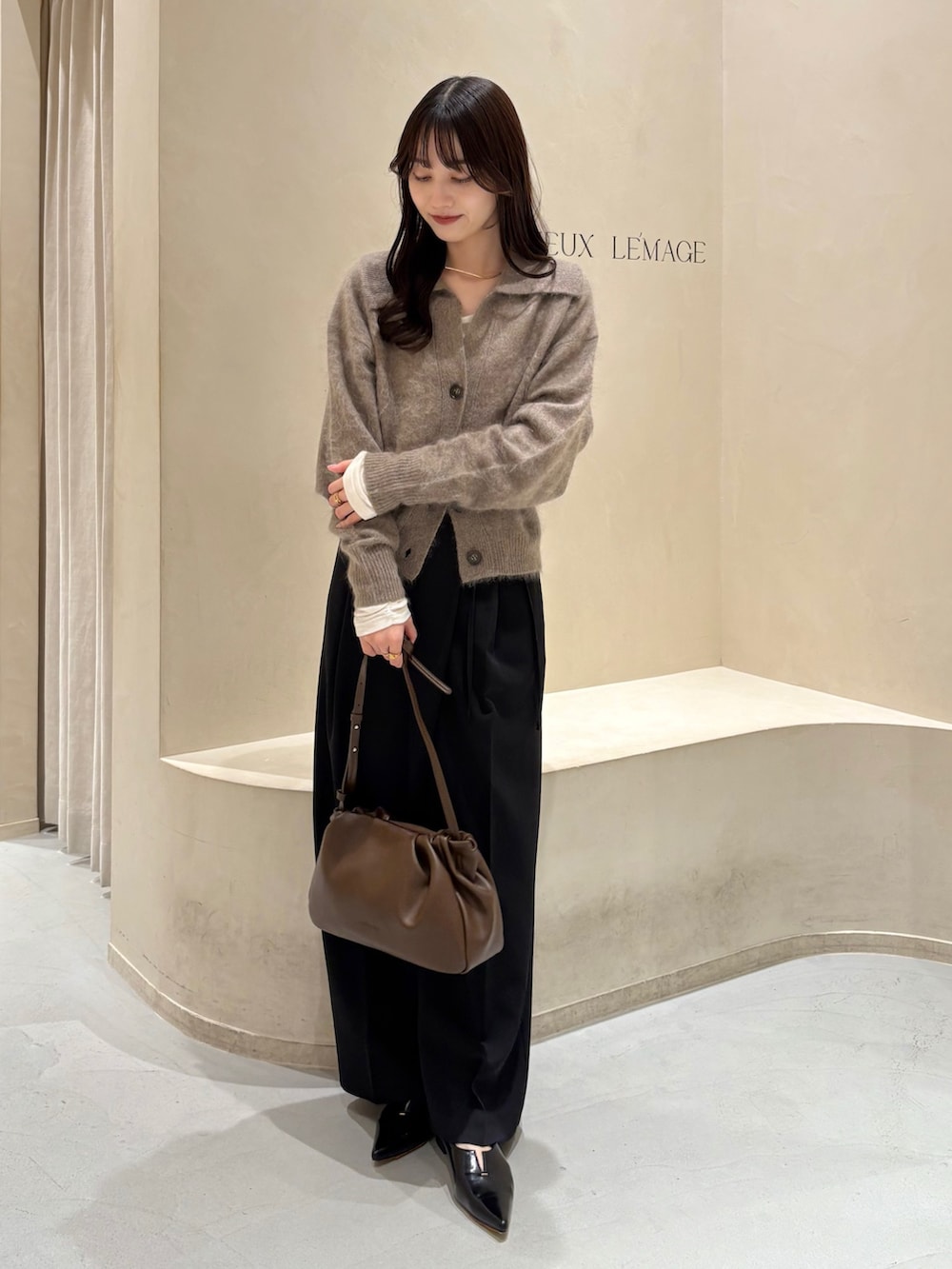 ブラック系のその他パンツ、ブラウン系のショルダーバッグ、ブラウン系のカーディガン/ボレロを着用したレディースの冬コーディネートの2枚目の写真