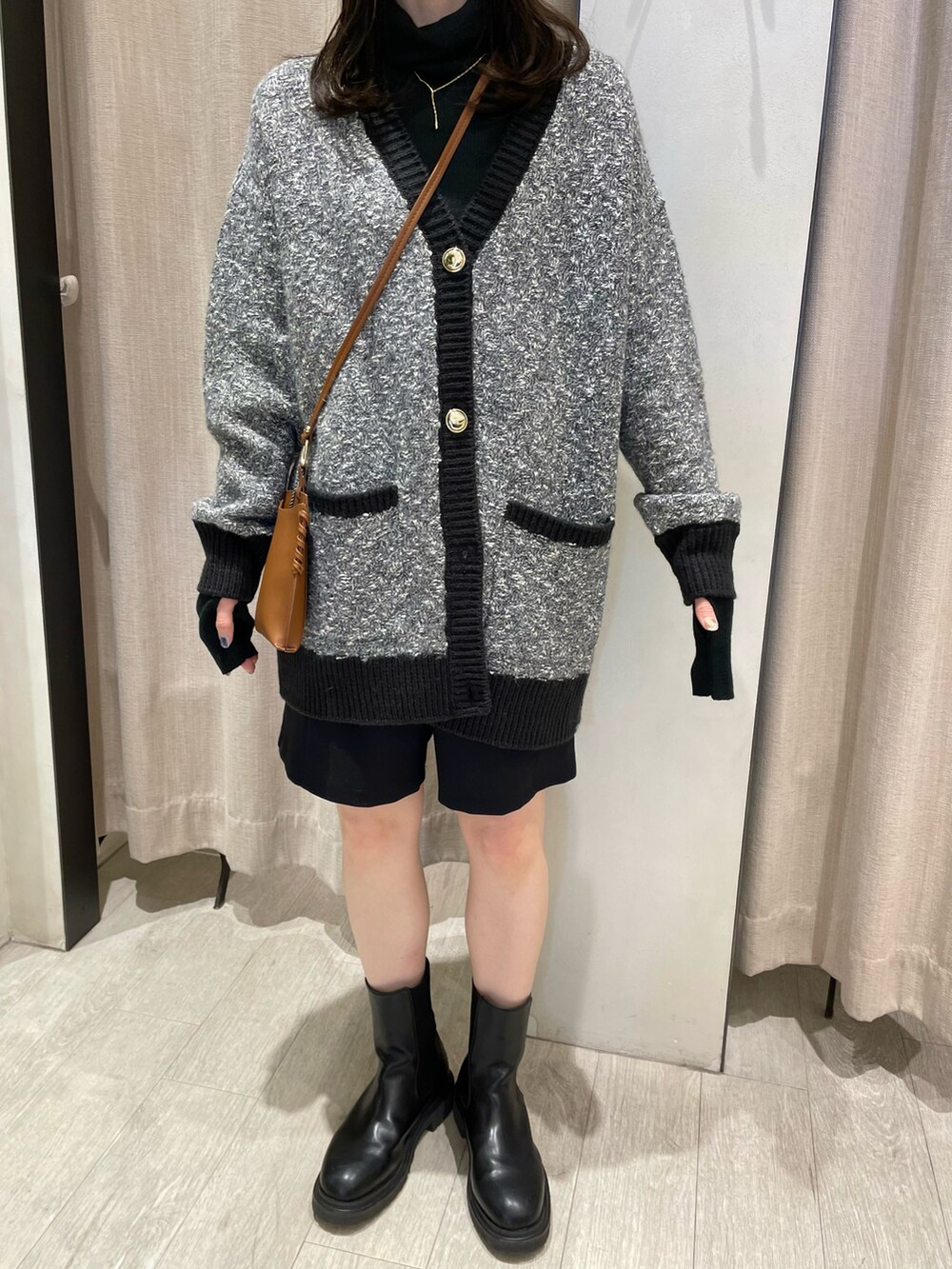 グレー系のカーディガン/ボレロ、ブラック系のその他パンツ、ブラック系のブーツを着用したレディースの冬コーディネートの2枚目の写真