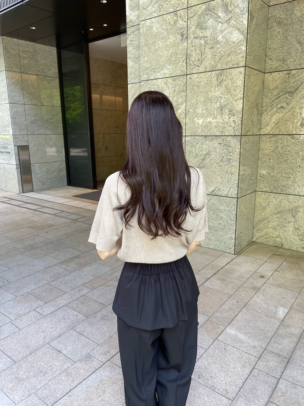 ベージュ系のニット/セーター、ブラック系のその他パンツ、ブラック系のサンダルを着用したレディースの夏コーディネートの2枚目の写真