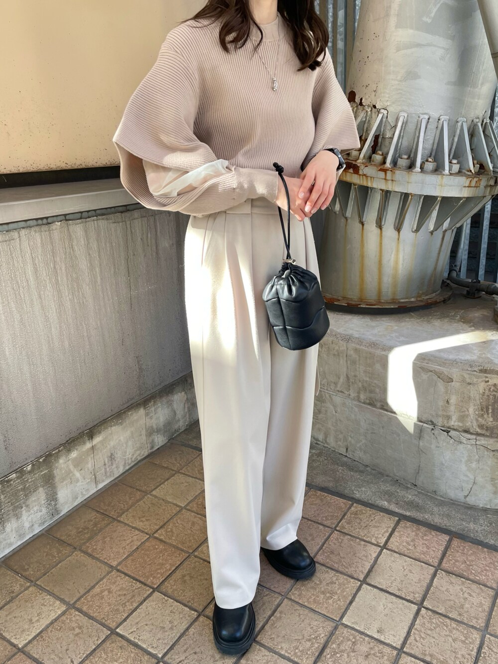 ブラック系のブーツ、ベージュ系のニット/セーター、ホワイト系のその他パンツを着用したレディースの冬コーディネートの2枚目の写真