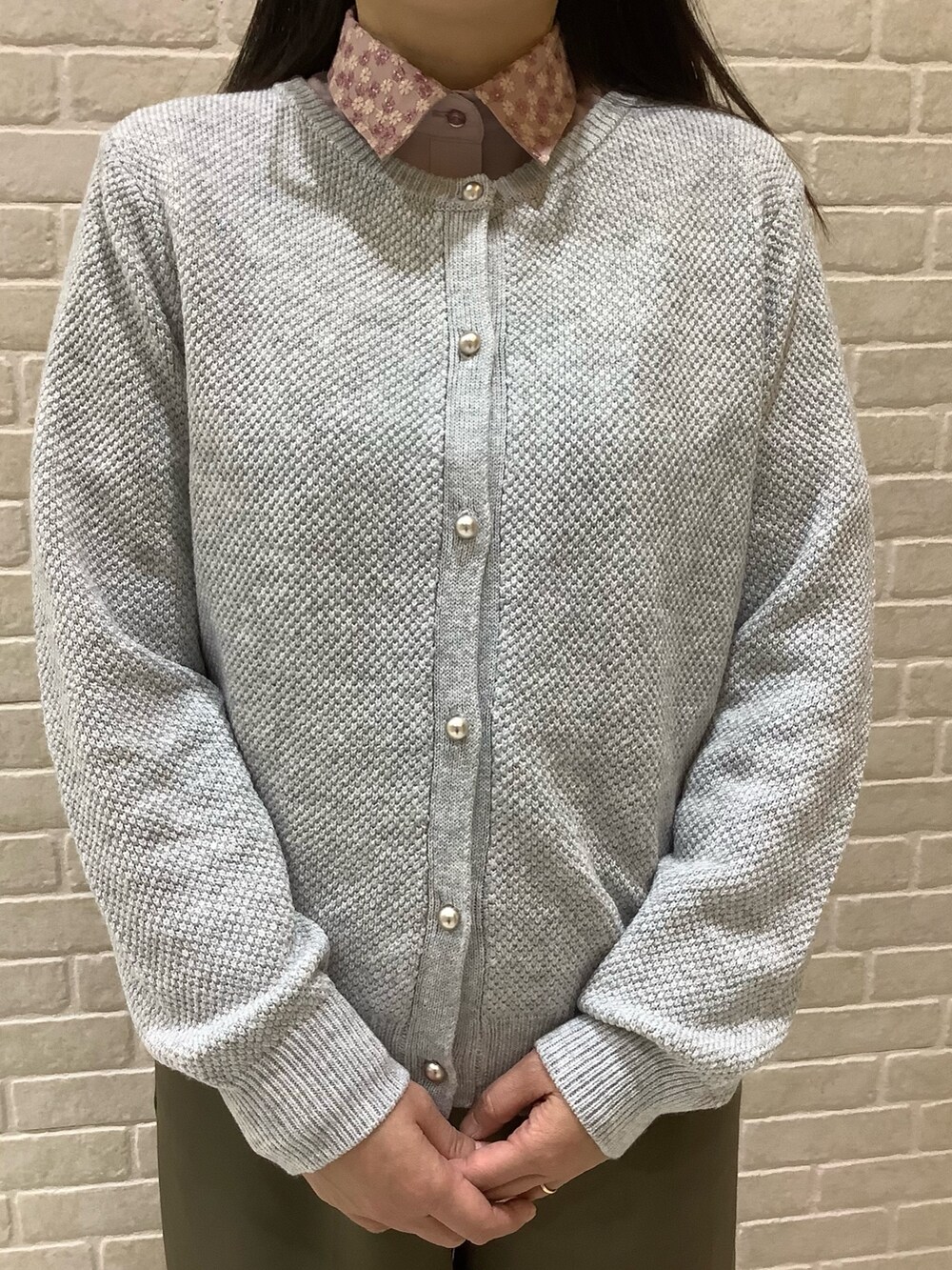 グレー系のカーディガン/ボレロ、ピンク系のビジネスシャツを着用したレディースの冬コーディネートの2枚目の写真