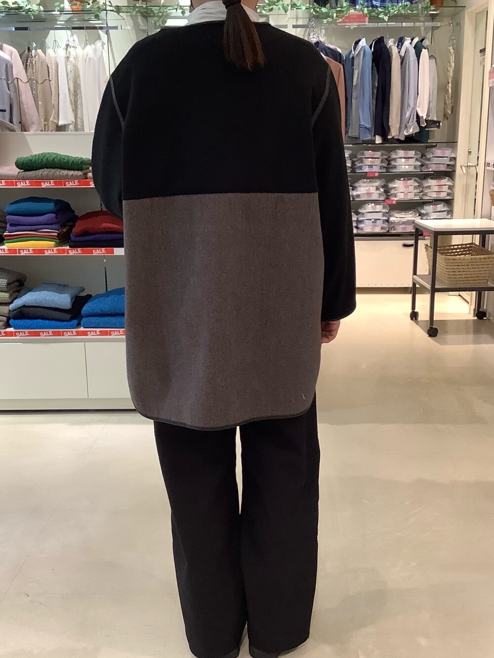 グレー系のノーカラージャケットを着用したレディースの冬コーディネートの3枚目の写真