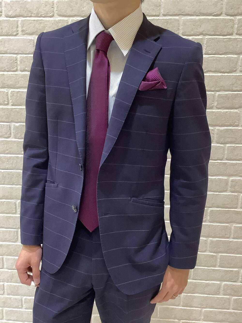 ブルー系のビジネスシャツを着用したメンズの冬コーディネートの2枚目の写真