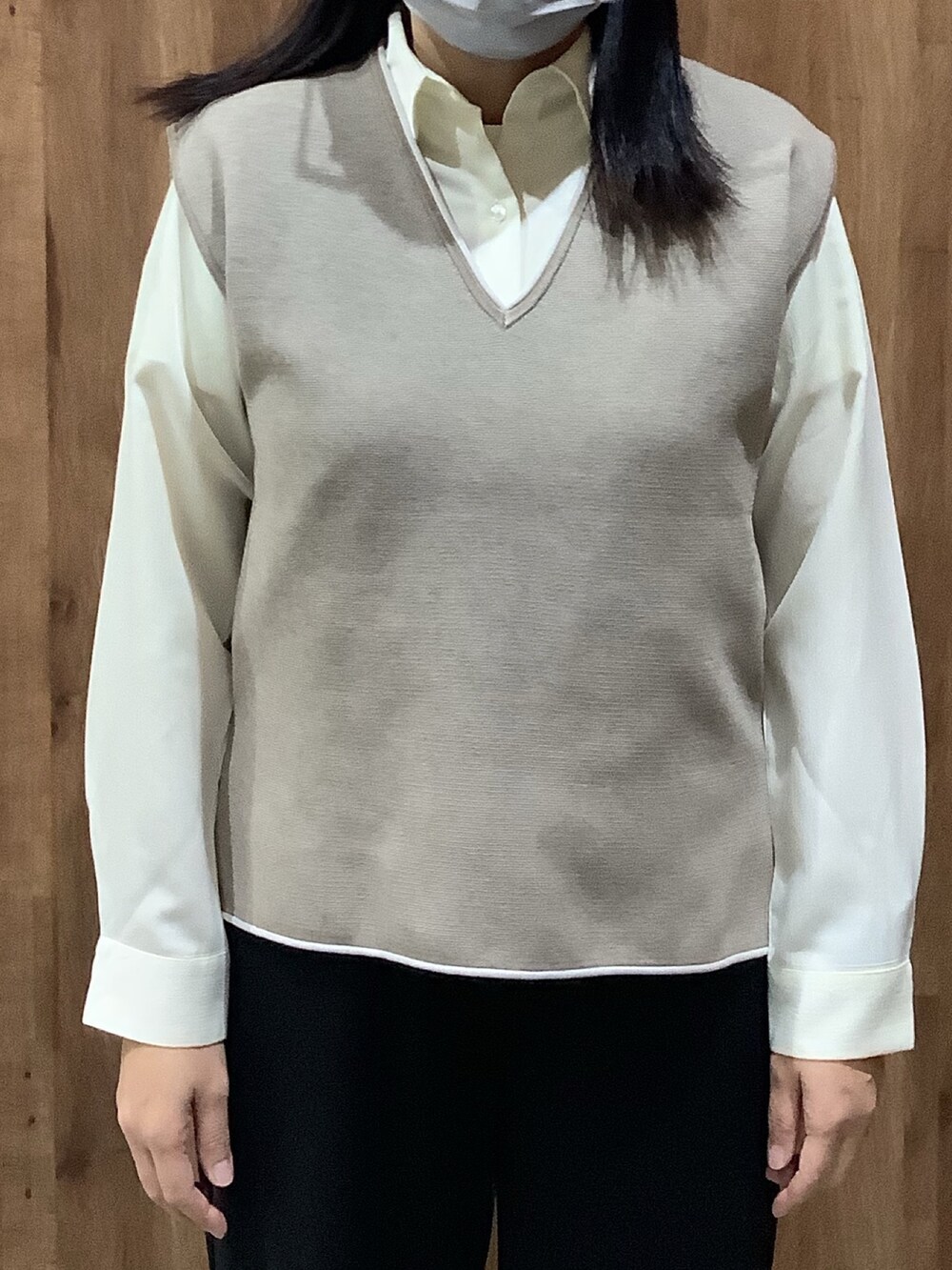 ホワイト系のシャツ/ブラウス、ベージュ系のニット/セーターを着用したレディースの秋コーディネートの2枚目の写真