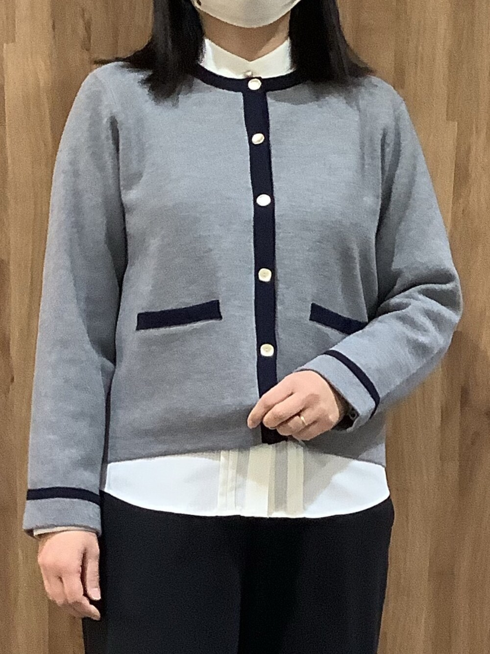 グレー系のカーディガン/ボレロ、ホワイト系のシャツ/ブラウスを着用したレディースの冬コーディネートの2枚目の写真
