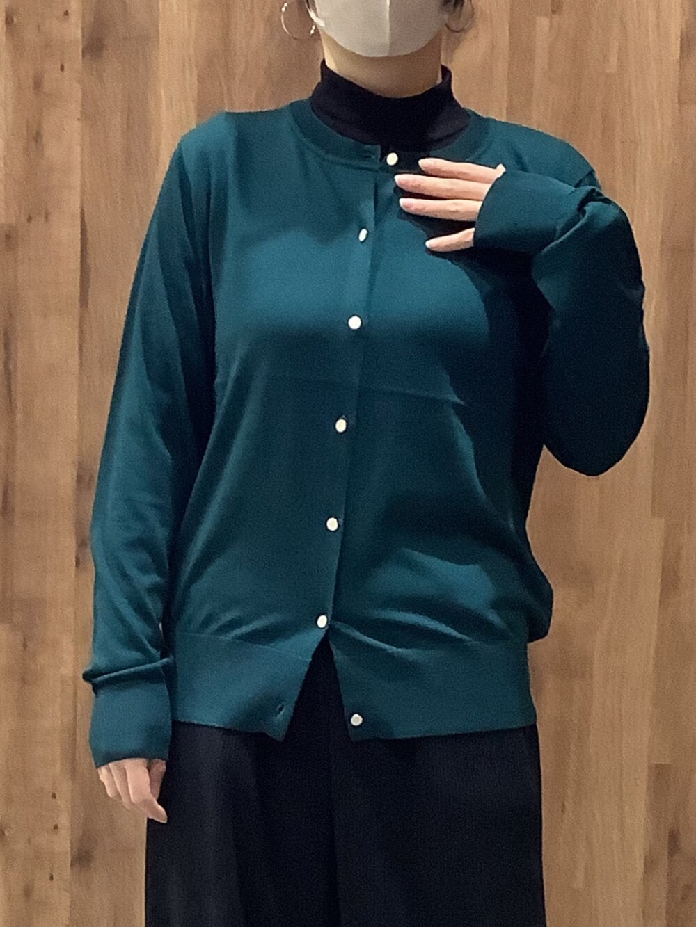 グリーン系のカーディガン/ボレロを着用したレディースの秋コーディネートの2枚目の写真