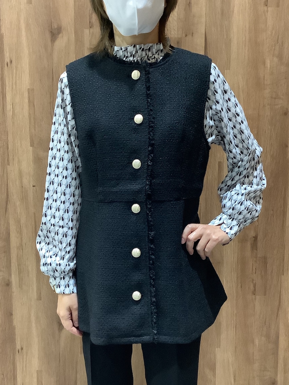 ブラウン系のシャツ/ブラウス、ブラック系のベストを着用したレディースの秋コーディネートの2枚目の写真