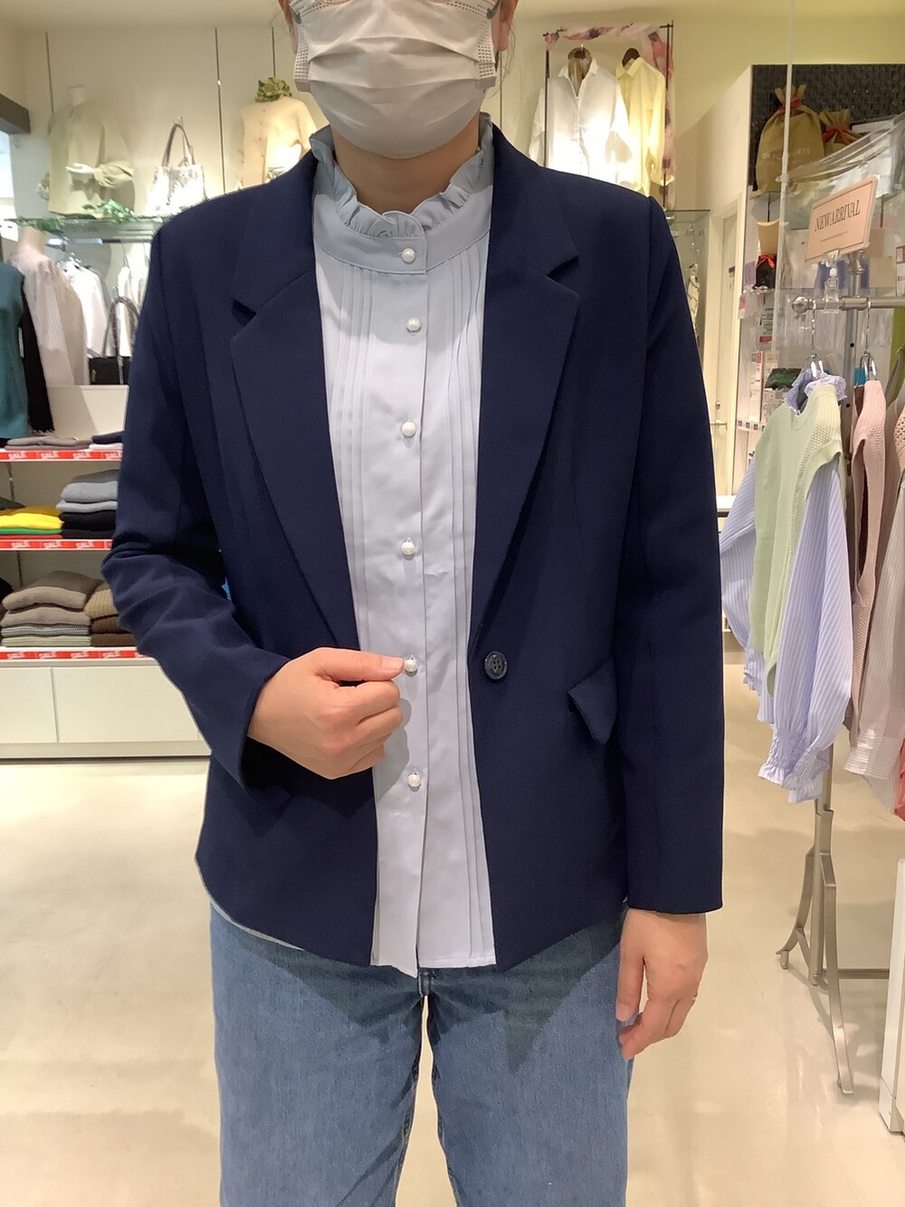 ブルー系のシャツ/ブラウス、ブルー系のテーラードジャケットを着用したレディースの冬コーディネートの2枚目の写真