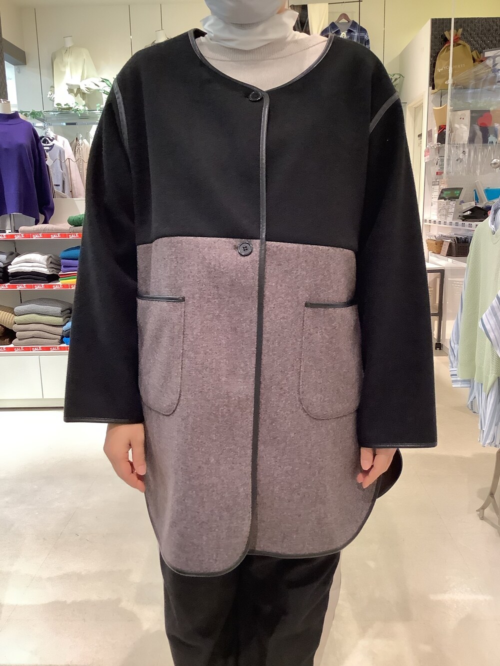 グレー系のノーカラージャケットを着用したレディースの冬コーディネートの2枚目の写真