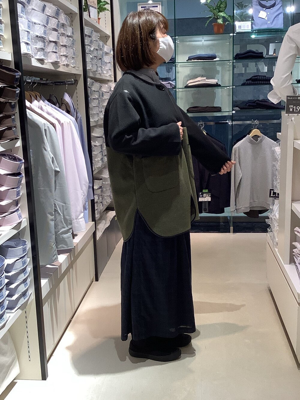 「東京シャツ、BRICK HOUSE by TOKYO SHIRT、アウター、コート、コートスタイル、カーキ、オトナカジュアル、軽量アウター、オータムコーデ」｜「TOKYO SHIRTSのノーカラーパイピングコート（ノーカラージャケット、グリーン系）」を使った、SHIRTS PLAZA 札幌マルヤマクラス店さん（レディース・167cm）の秋コーディネートの2枚目の写真