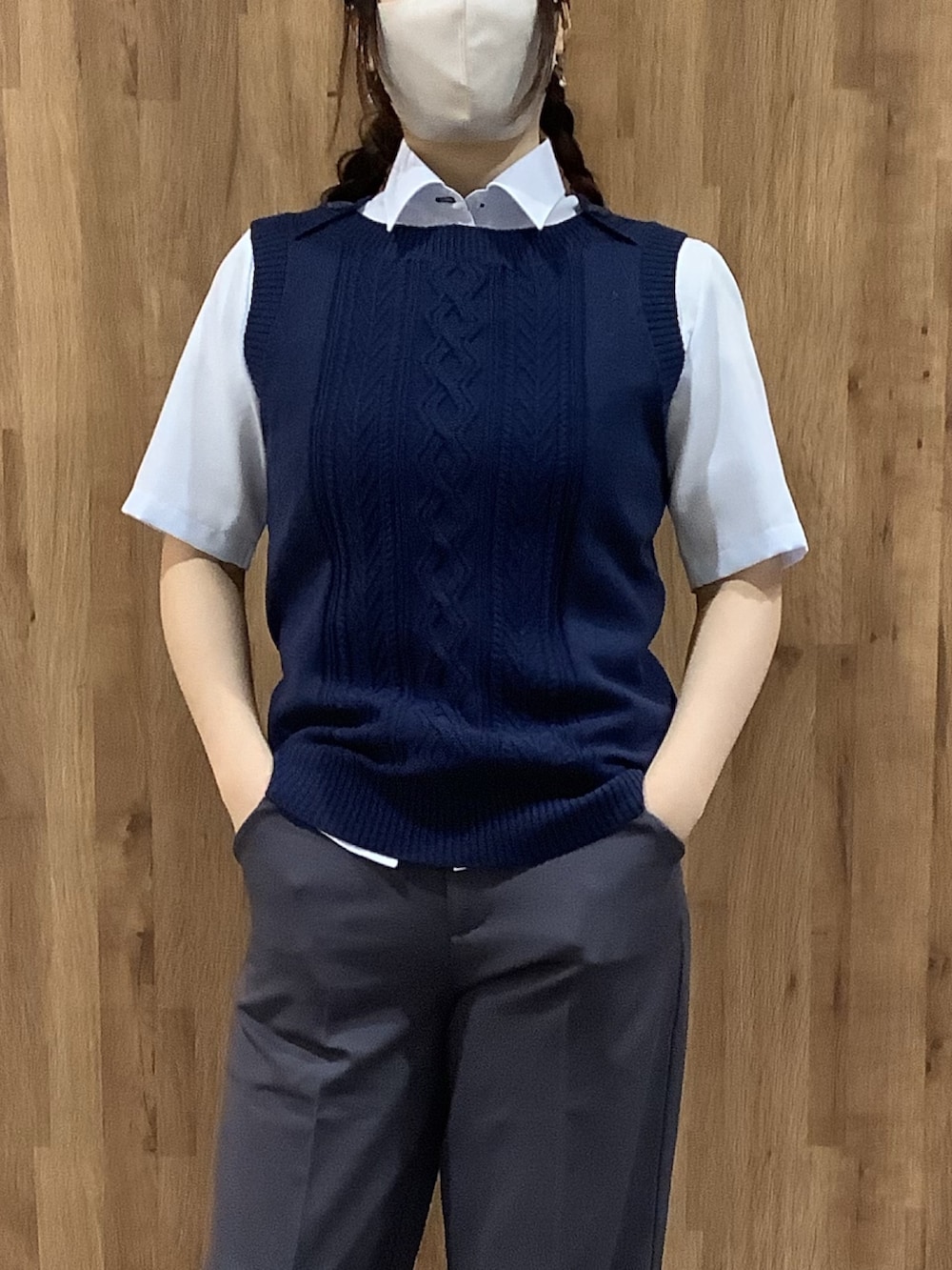 ブルー系のビジネスシャツ、ブルー系のベストを着用したレディースの春コーディネートの2枚目の写真