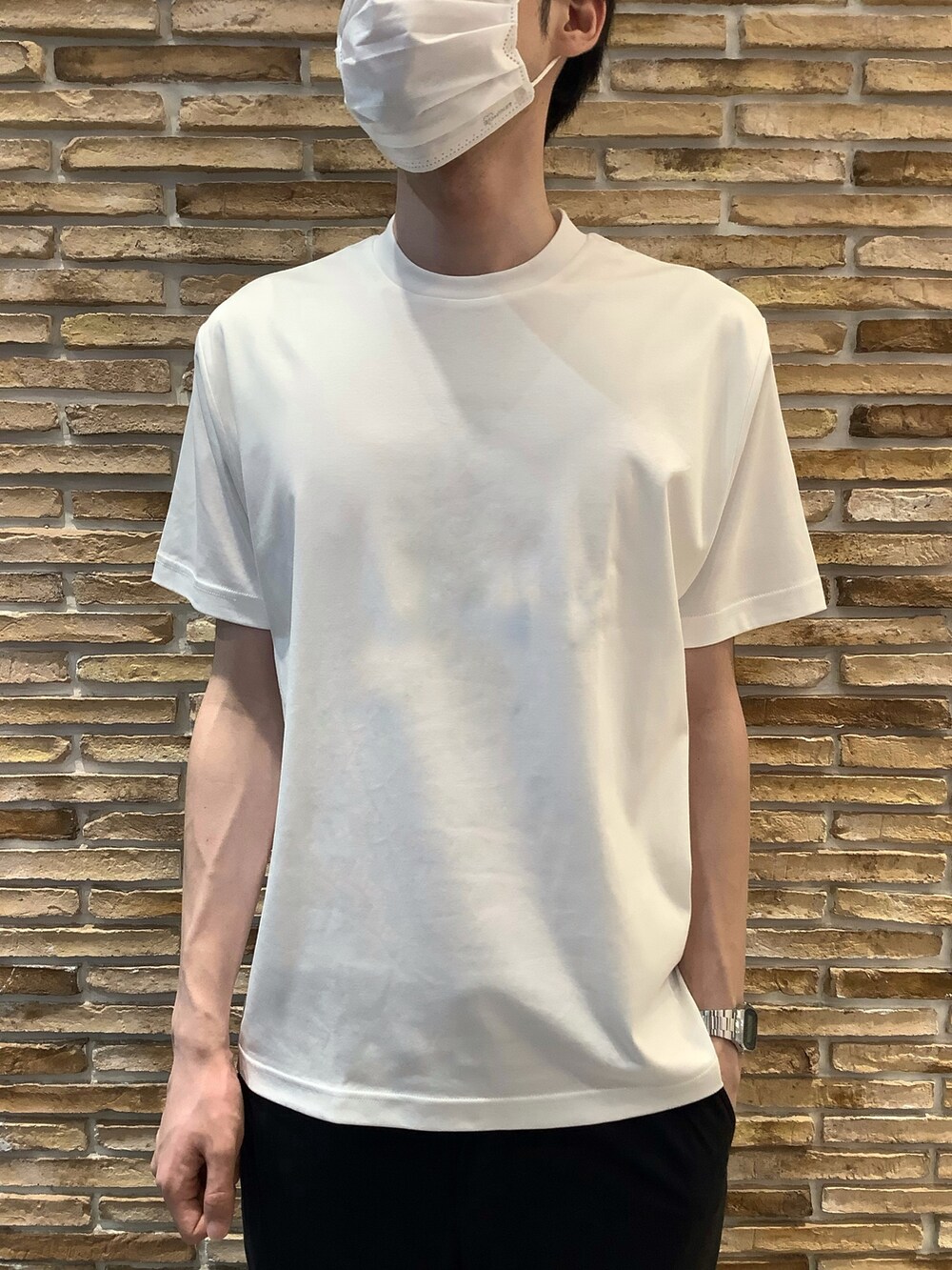 ホワイト系のTシャツ/カットソーを着用したメンズの夏コーディネートの2枚目の写真