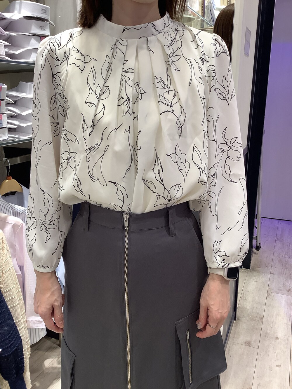 ホワイト系のシャツ/ブラウスを着用したレディースの夏コーディネートの2枚目の写真