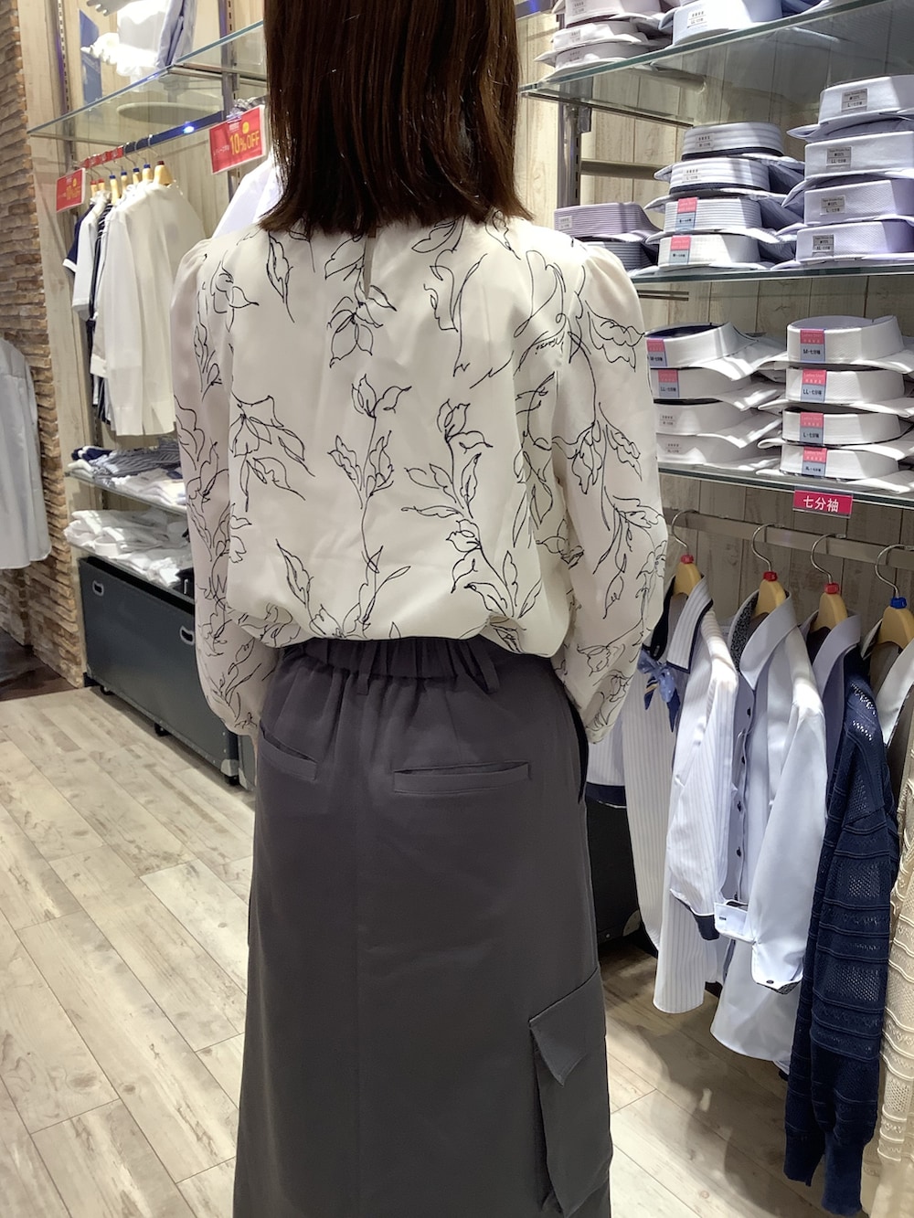 ホワイト系のシャツ/ブラウスを着用したレディースの夏コーディネートの3枚目の写真