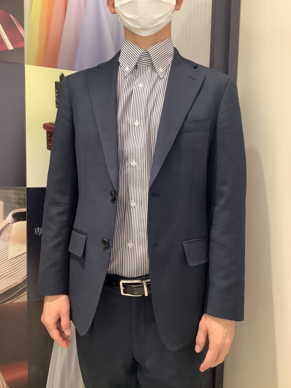 ブルー系のビジネスシャツを着用したメンズの春コーディネートの2枚目の写真