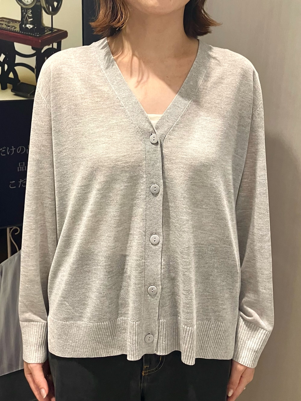 グレー系のカーディガン/ボレロを着用したレディースの夏コーディネートの2枚目の写真