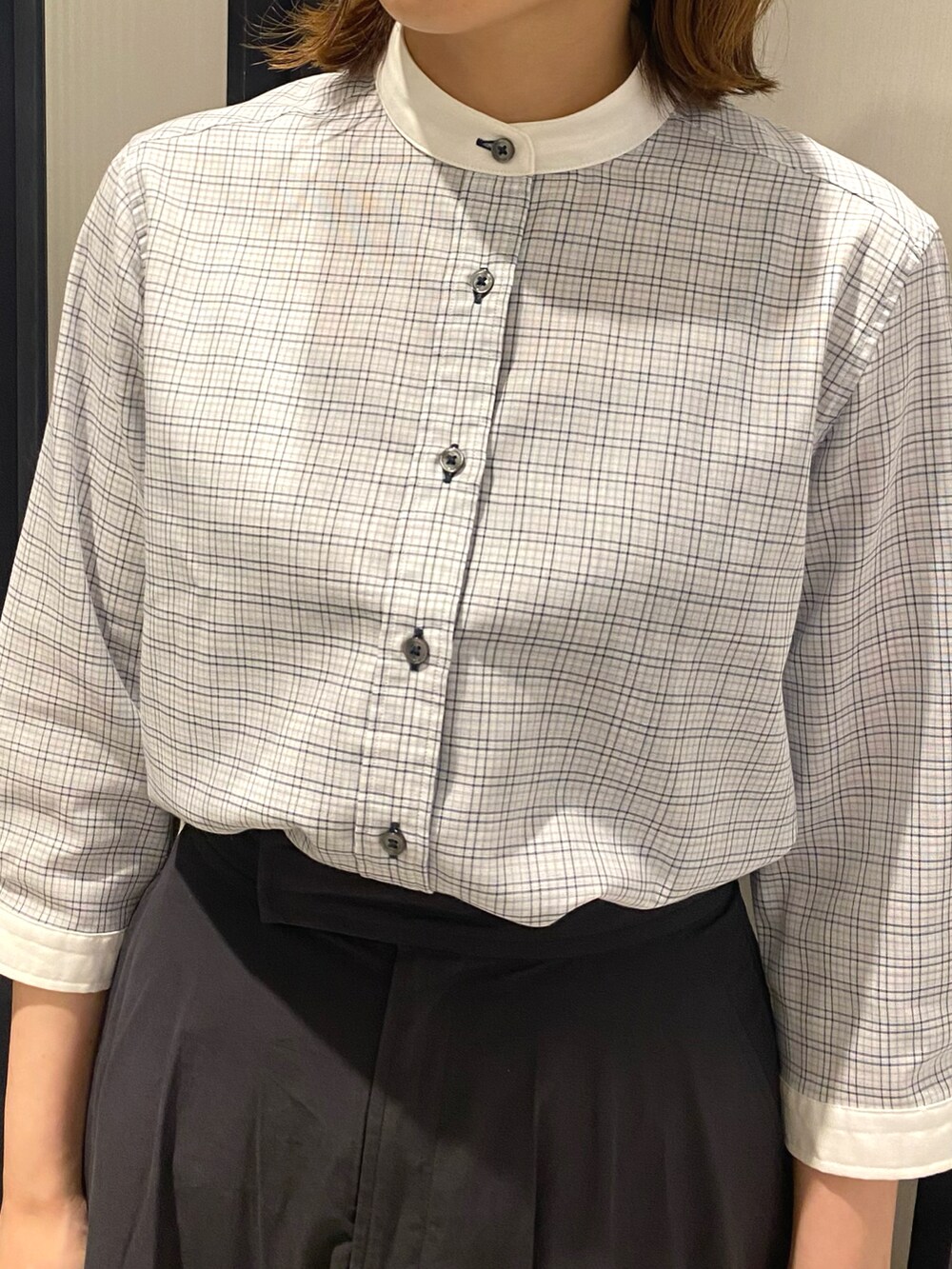 グレー系のシャツ/ブラウスを着用したレディースの春コーディネートの2枚目の写真