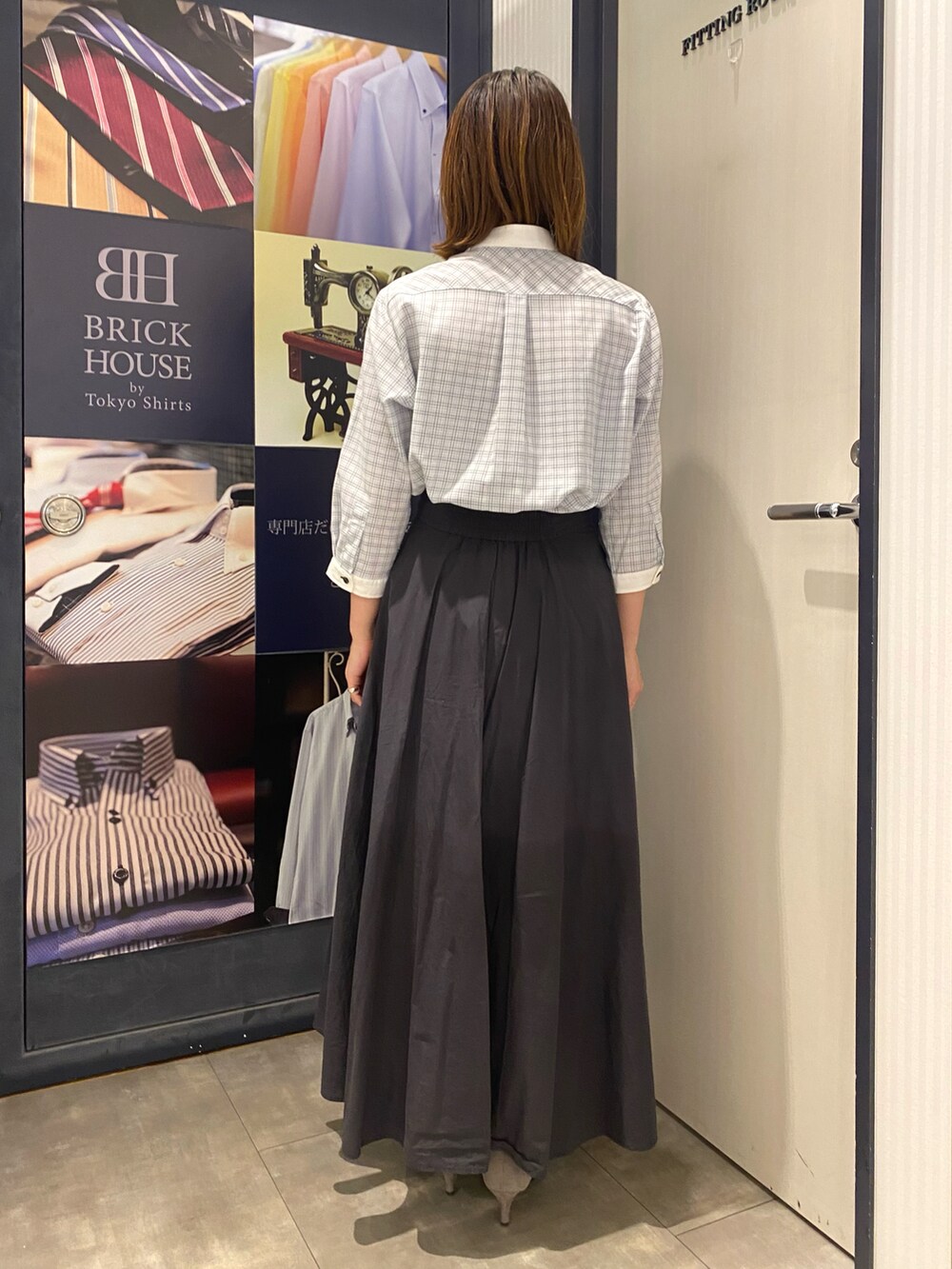 グレー系のシャツ/ブラウスを着用したレディースの春コーディネートの4枚目の写真