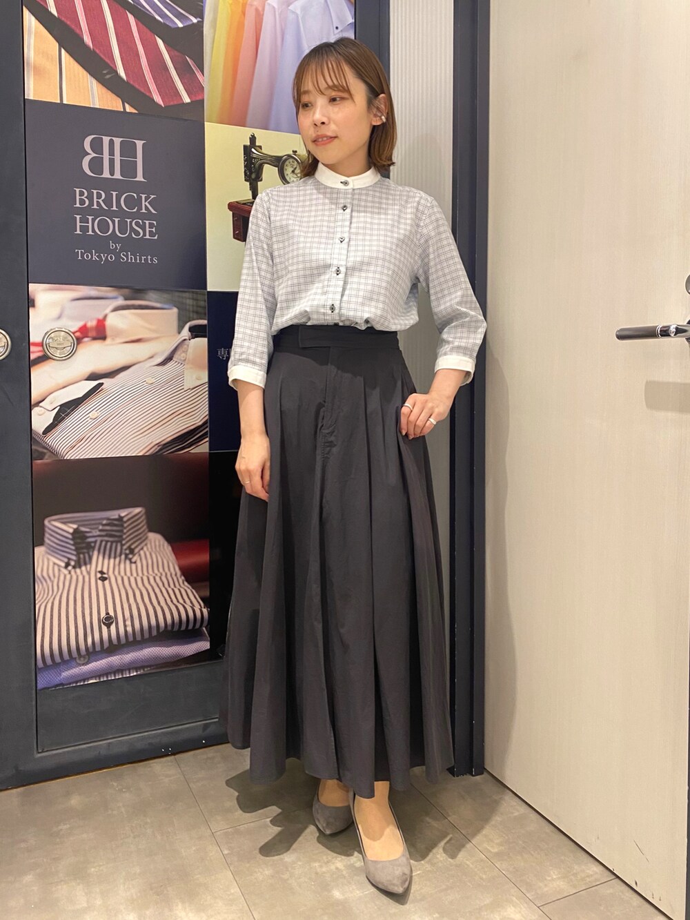 グレー系のシャツ/ブラウスを着用したレディースの春コーディネートの3枚目の写真