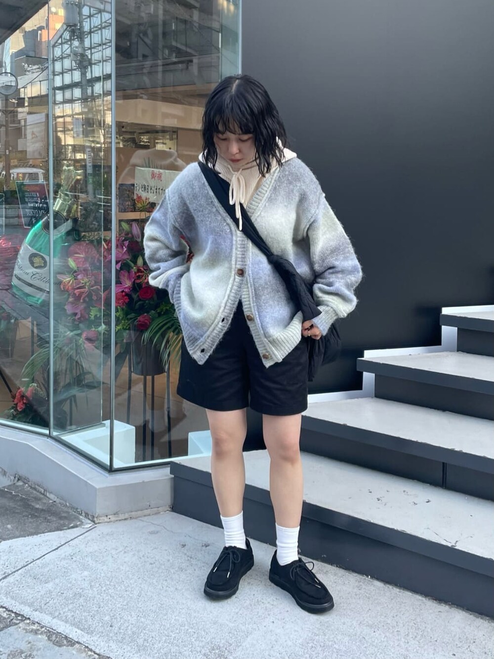 「秋冬コーデ、グラデーション、グラデーションニット、カーディガン、バラクラバ、プチプラ、キルティング、キルティングバッグ、ショルダーバッグ」｜「COLONY 2139のグラデーションニットカーディガン（カーディガン/ボレロ、ブルー系）」を使った、LEIさん（レディース・156cm）の秋コーディネートの2枚目の写真