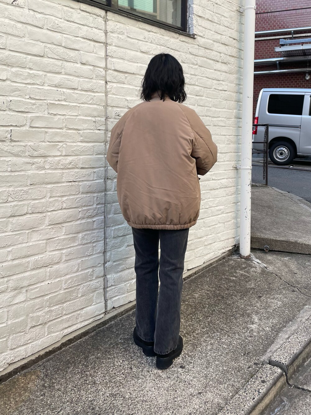 「冬コーデ、ストリート、ロゴスウェット、ロゴ、ブルゾン、フレアパンツ、デニム、デニムパンツ、ブーツ、サイドゴアブーツ、プチプラ」｜「COLONY 2139のフレアデニムパンツ（デニムパンツ、ブルー系）」を使った、LEIさん（レディース・156cm）の冬コーディネートの4枚目の写真