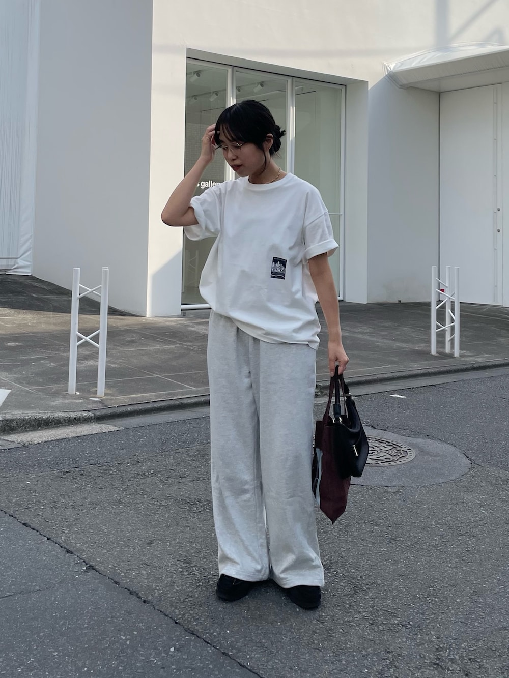 「大人カジュアル、メガネ女子、トートバッグ、スポーツミックス、春夏コーデ、韓国ファッション、スウェットパンツ、Tシャツ」｜「COLONY 2139のサイドプリントＴシャツ（Tシャツ/カットソー、ホワイト系）」を使った、LEIさん（レディース・156cm）の春コーディネートの3枚目の写真