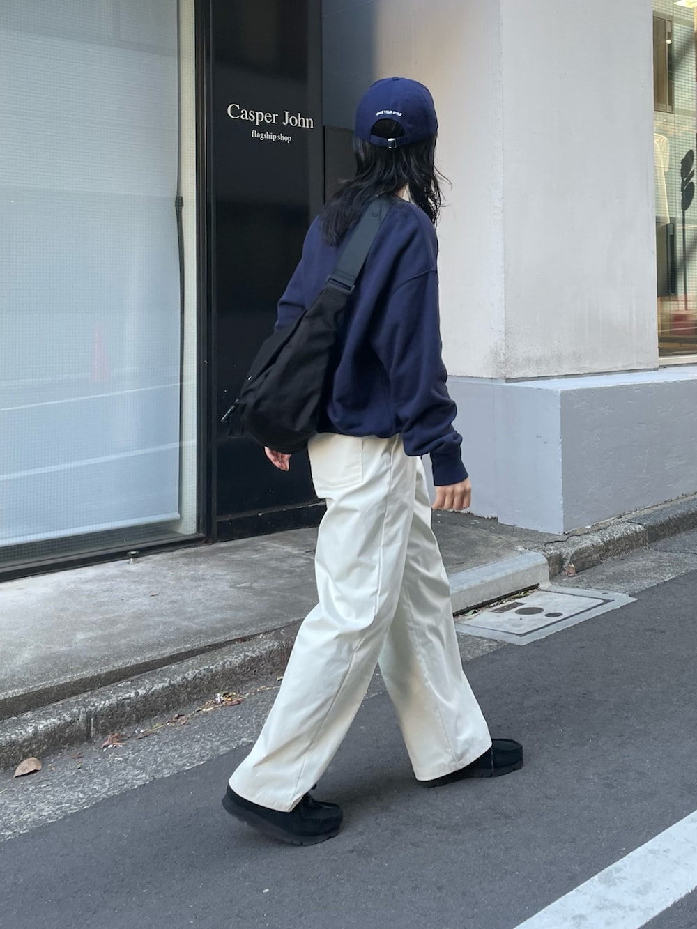 ブラック系のその他パンツ、グレー系のスウェット、ブラック系のショルダーバッグを着用したレディースの春コーディネートの2枚目の写真