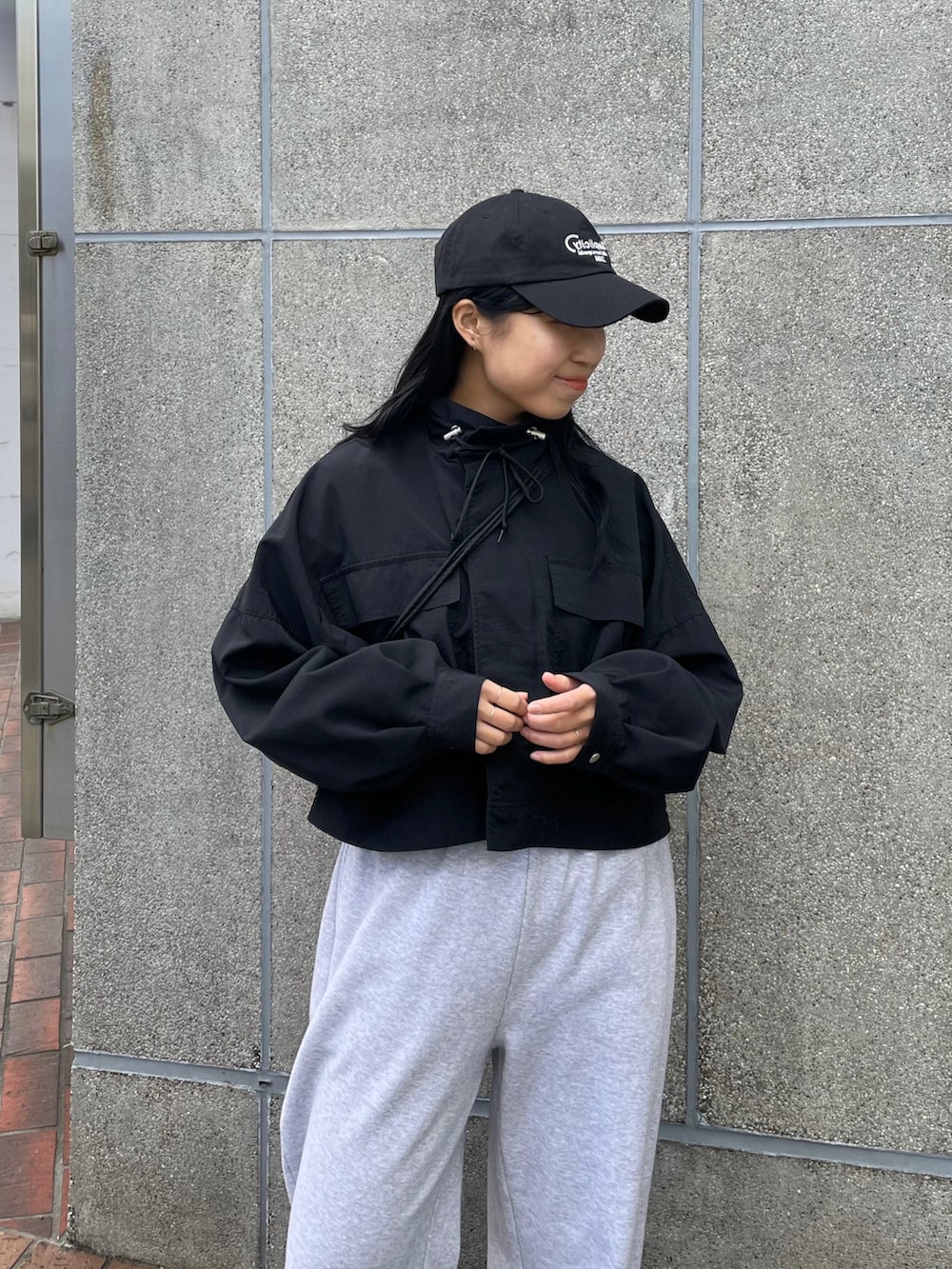 「プチプラ、休日スタイル、アウターコーデ、スウェット、スウェットパンツ、キャップ、キャップ女子、スニーカー、スニーカーコーデ、スニーカー女子」｜「COLONY 2139のショートミリタリーブルゾン（ブルゾン、ブラック系）」を使った、LEIさん（レディース・156cm）の冬コーディネートの3枚目の写真
