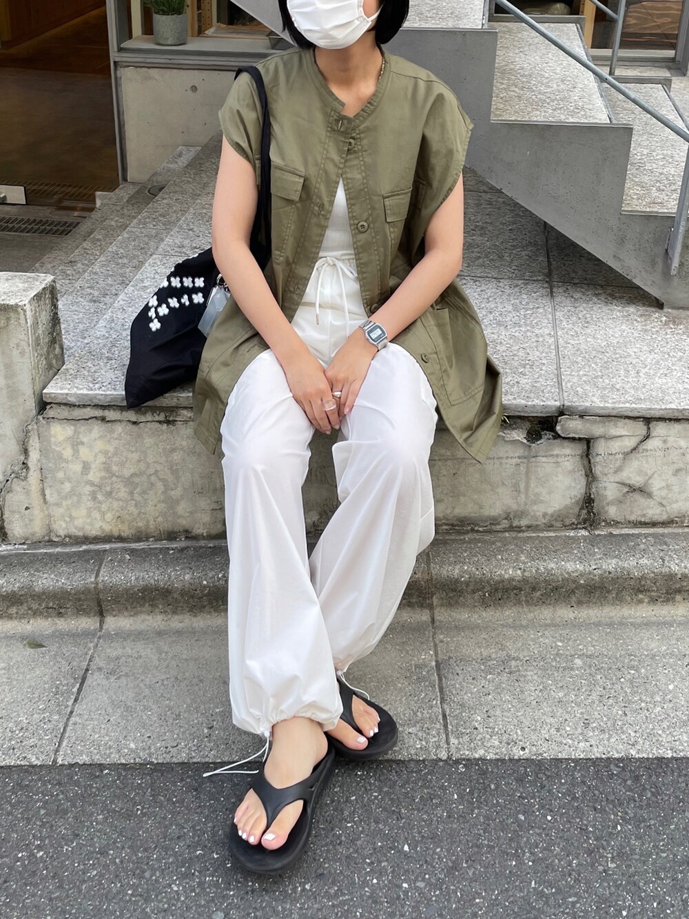 ホワイト系のその他パンツ、ホワイト系のタンクトップ、ホワイト系のベストを着用したレディースの夏コーディネートの2枚目の写真