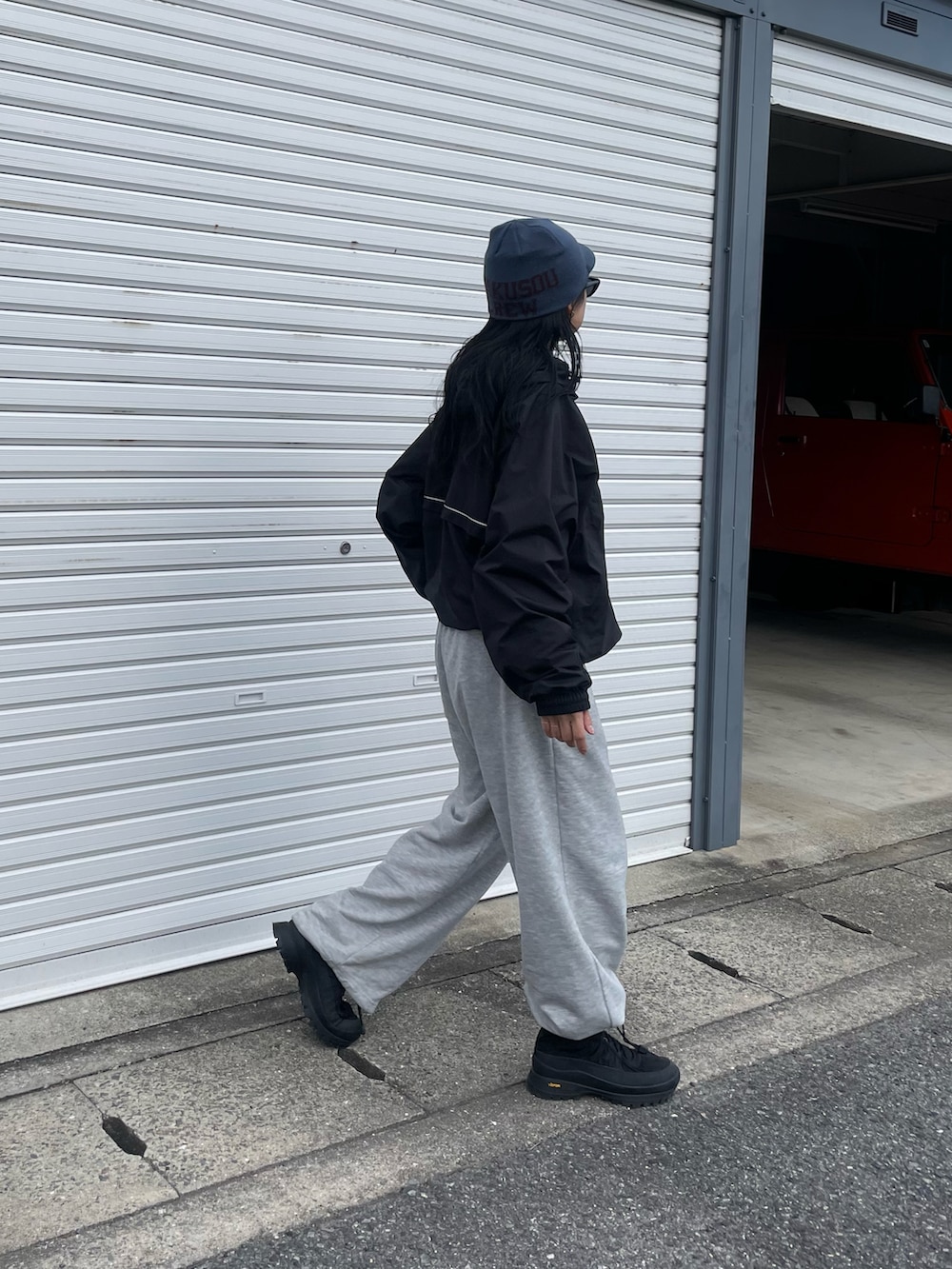 グレー系のスウェットパンツ、ブラック系のマウンテンパーカーを着用したレディースの冬コーディネートの2枚目の写真