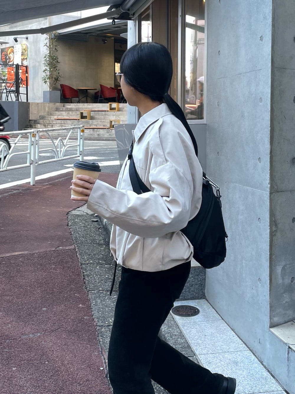 ホワイト系のブルゾン、ブラック系のボディバッグ/ウエストポーチを着用したレディースの冬コーディネートの3枚目の写真