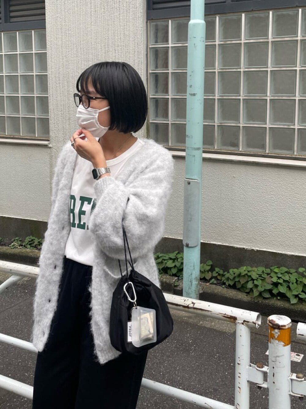 「メガネ女子、モヘアニット、モヘアカーディガン、カーディガン、ロゴT、スウェットパンツ、ストリート、オーバーサイズ、お洒落さんとつながりたい、スニーカー、スニーカー女子、古着MIX」｜「COLONY 2139のセットアップ対応 / 裏毛ロングパンツ（スウェットパンツ、グレー系）」を使った、LEIさん（レディース・156cm）の夏コーディネートの3枚目の写真