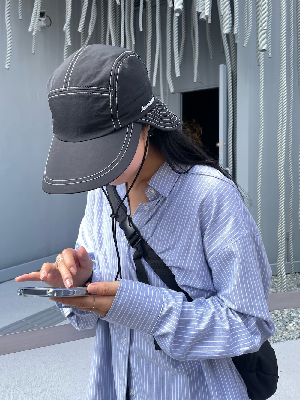 ブルー系のシャツ/ブラウスを着用したレディースの夏コーディネートの2枚目の写真