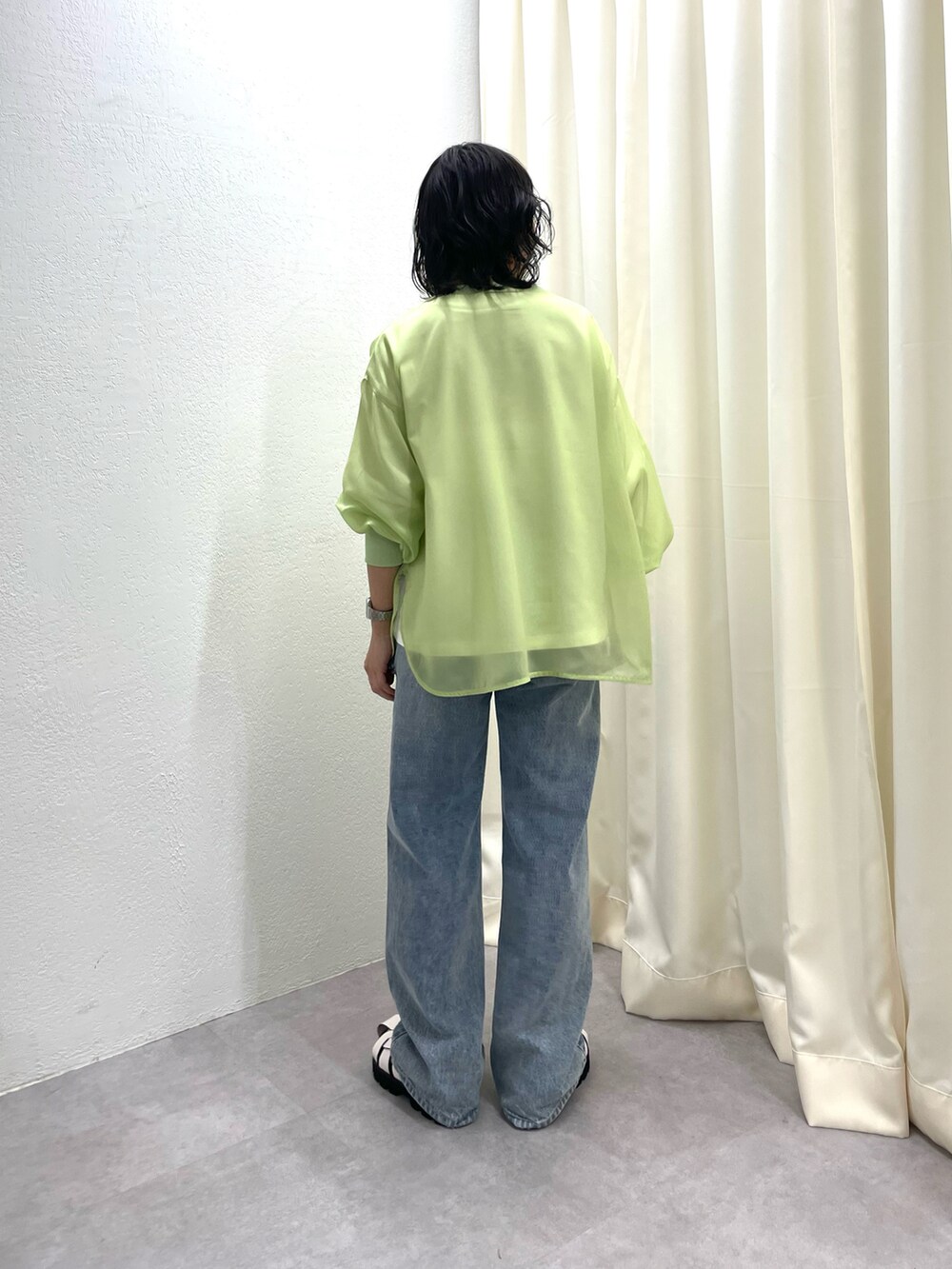 ブラック系のサンダル、ブルー系のデニムパンツ、グリーン系のシャツ/ブラウスを着用したレディースの春コーディネートの3枚目の写真