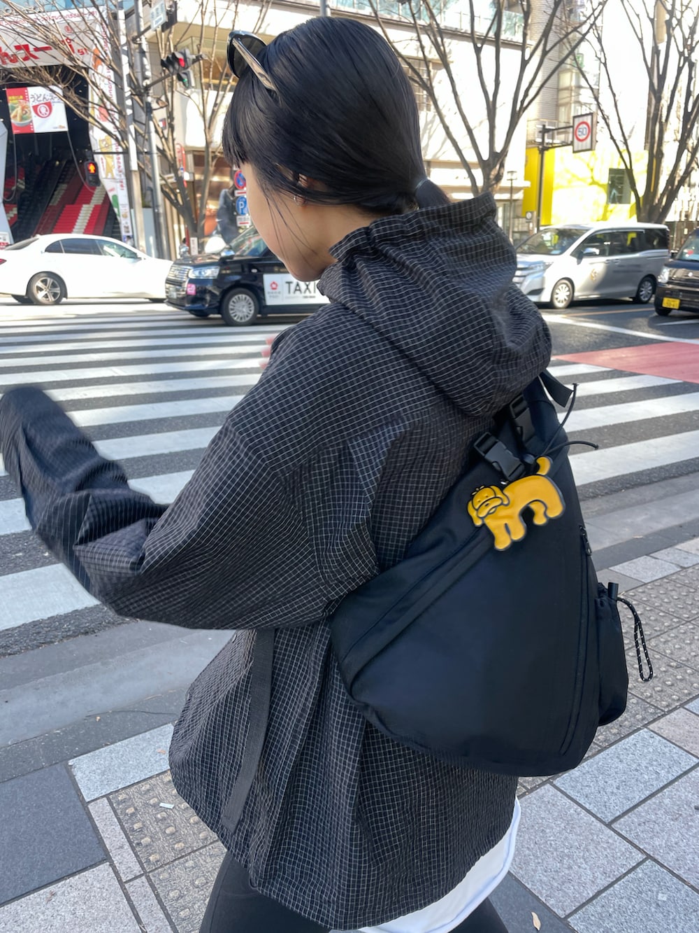 ブラック系のボディバッグ/ウエストポーチを着用したレディースの冬コーディネートの2枚目の写真