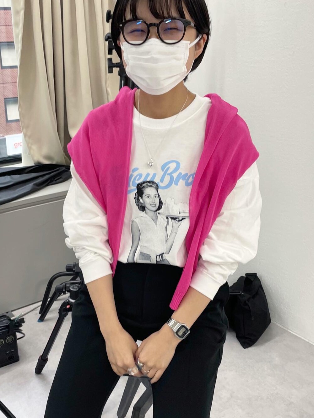 ブラック系のブーツ、ホワイト系のTシャツ/カットソー、グリーン系のカーディガン/ボレロを着用したレディースの春コーディネートの4枚目の写真