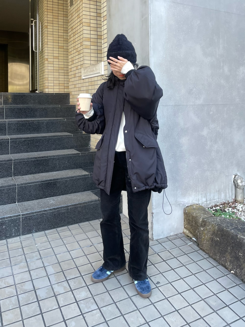 「リュック、ブラック、ブラックコーデ、ニット帽、スニーカー、スニーカーコーデ」｜「COLONY 2139の袖取り外しスタンドカラーモンスターコート（ダウンジャケット/コート、ブラック系）」を使った、LEIさん（レディース・156cm）の冬コーディネートの2枚目の写真