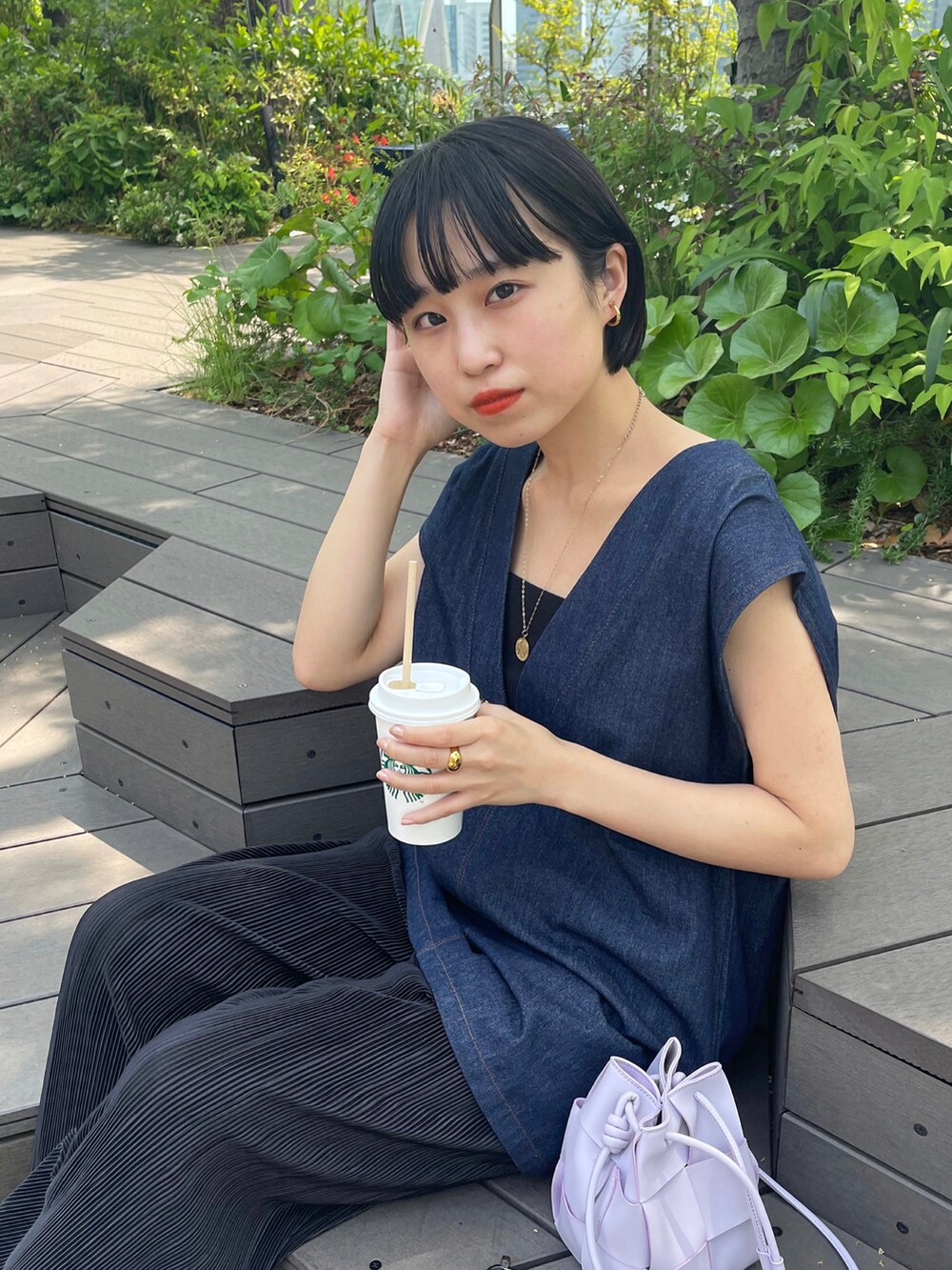 ブラック系のサンダル、ホワイト系のその他パンツ、ブルー系のベストを着用したレディースの春コーディネートの2枚目の写真