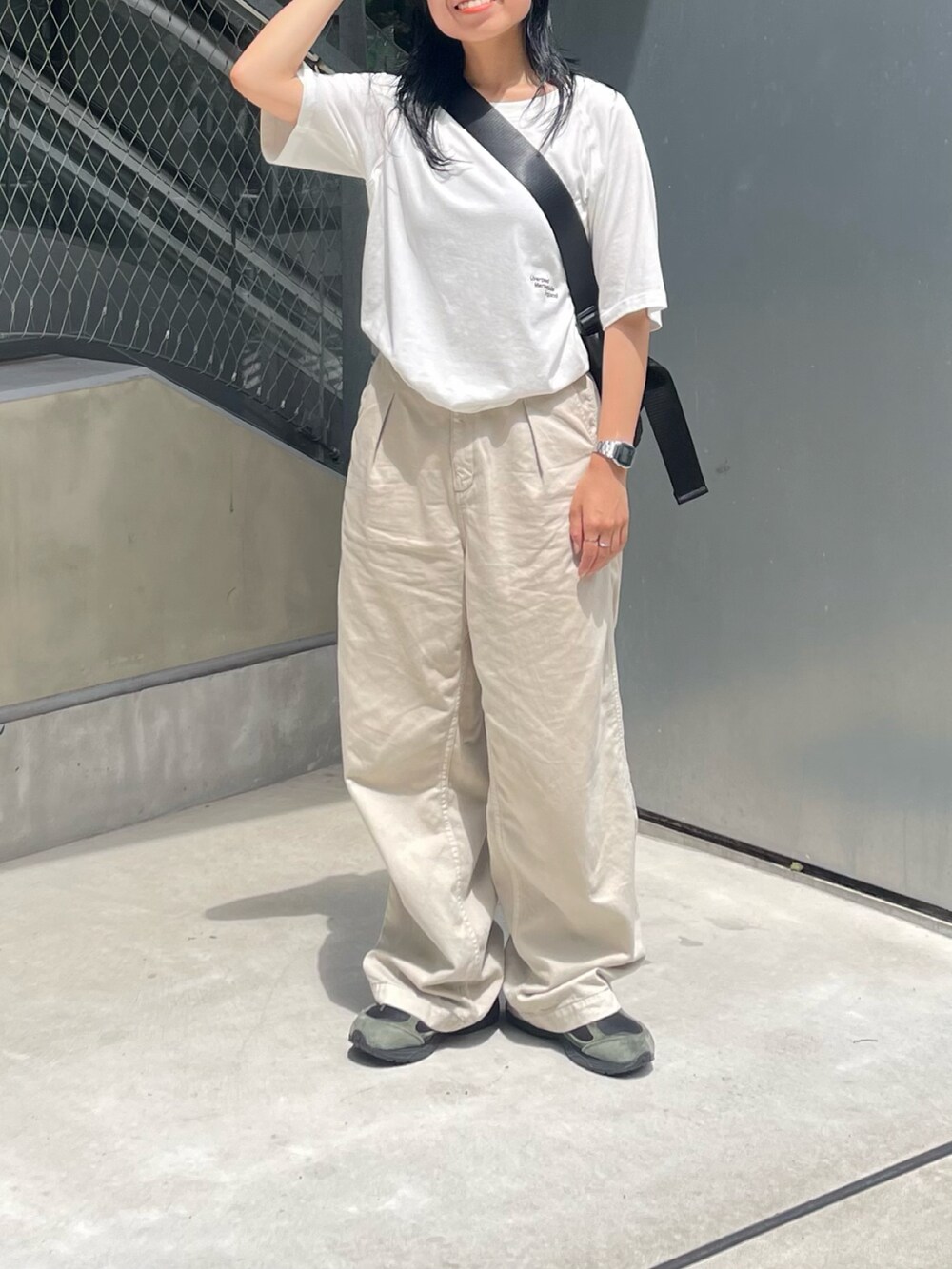 ブルー系のTシャツ/カットソー、ブラック系のショルダーバッグを着用したレディースの夏コーディネートの2枚目の写真