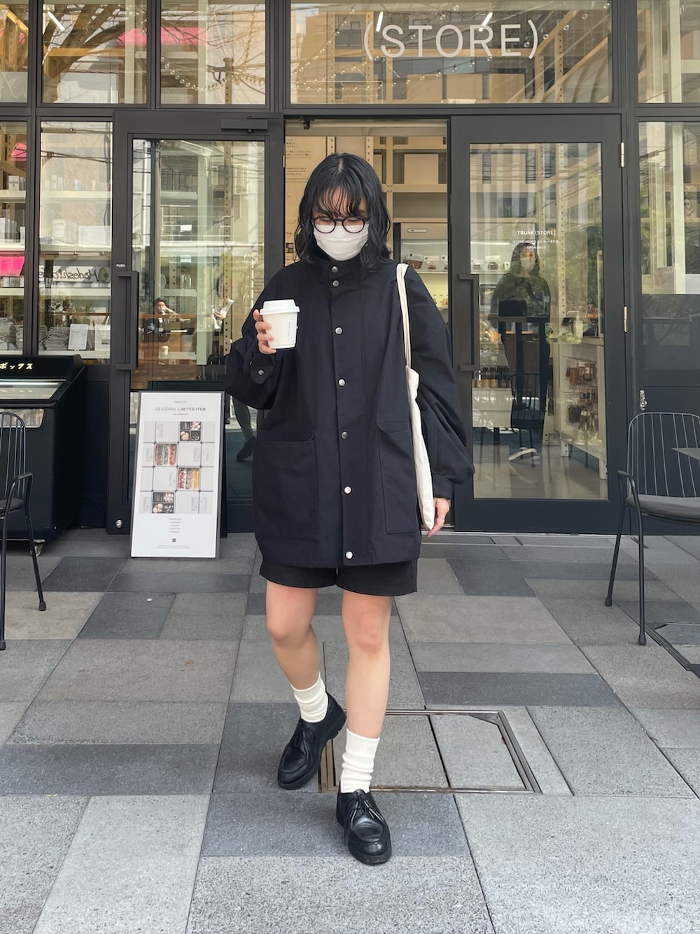 ブラック系のブルゾンを着用したレディースの春コーディネートの2枚目の写真