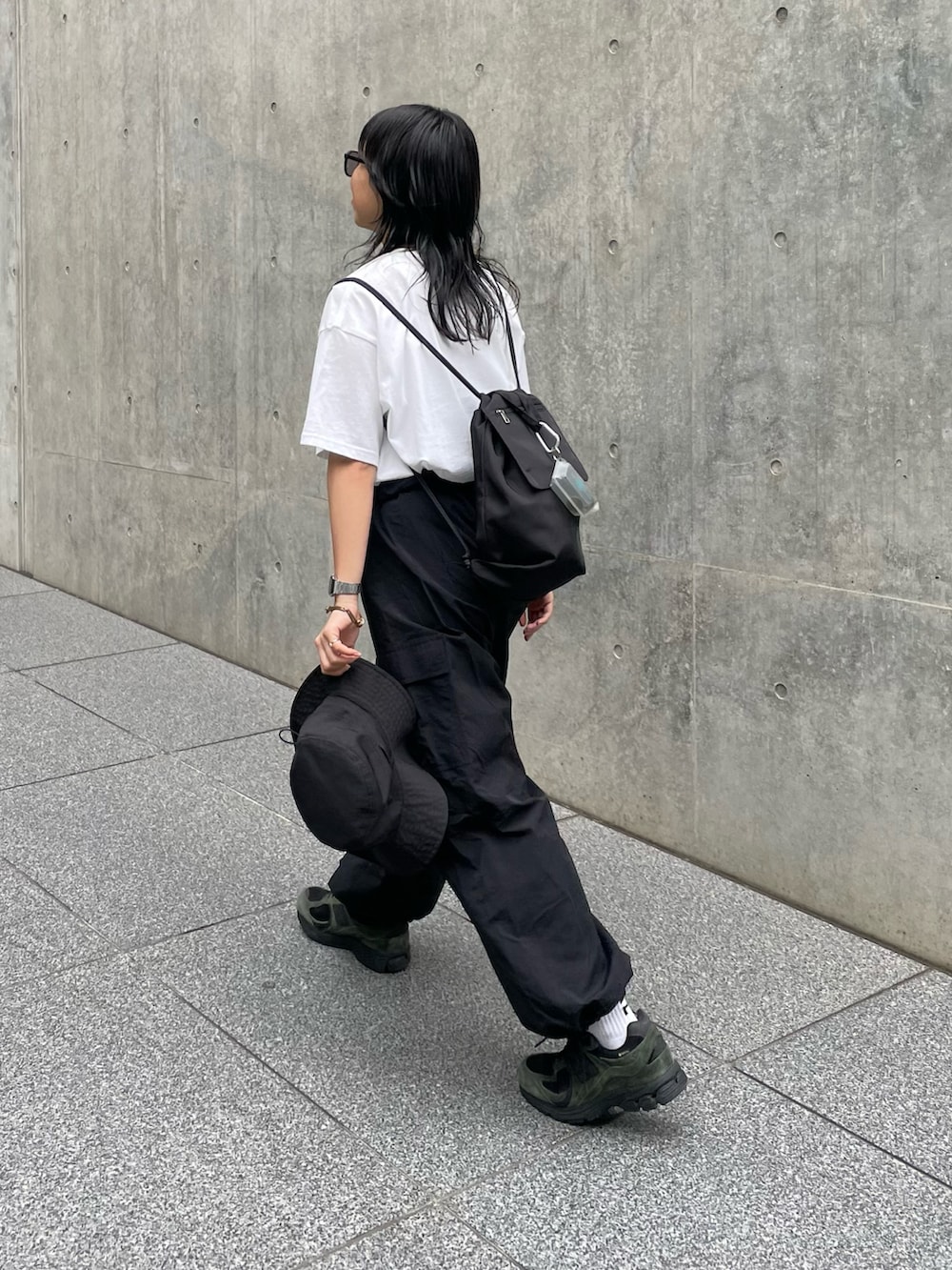 「お出かけコーデ、スポーツミックス、スニーカー、スニーカーコーデ、ロゴT、カーゴパンツ、白Tシャツ、フェススタイル、アウトドアスタイル、カジュアル、メガネ女子、サングラス」｜「COLONY 2139のタッサーワークオールインワン（つなぎ/オールインワン、ブラック系）」を使った、LEIさん（レディース・156cm）の春コーディネートの2枚目の写真