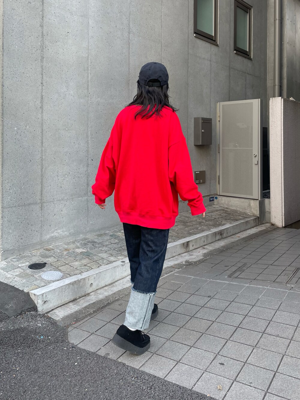 「キャップ、キャップ女子、キャップコーデ、スウェット、スウェットコーデ、デニム、デニムパンツ、マフラー、マフラーコーデ、赤」｜「COLONY 2139のワッペン刺繍スウェット（スウェット、レッド系）」を使った、LEIさん（レディース・156cm）の冬コーディネートの2枚目の写真