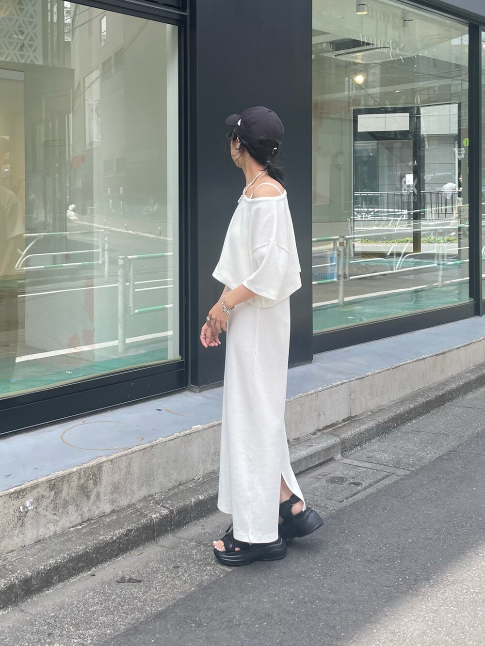 ホワイト系のサンダル、グリーン系のワンピースを着用したレディースの春コーディネートの3枚目の写真