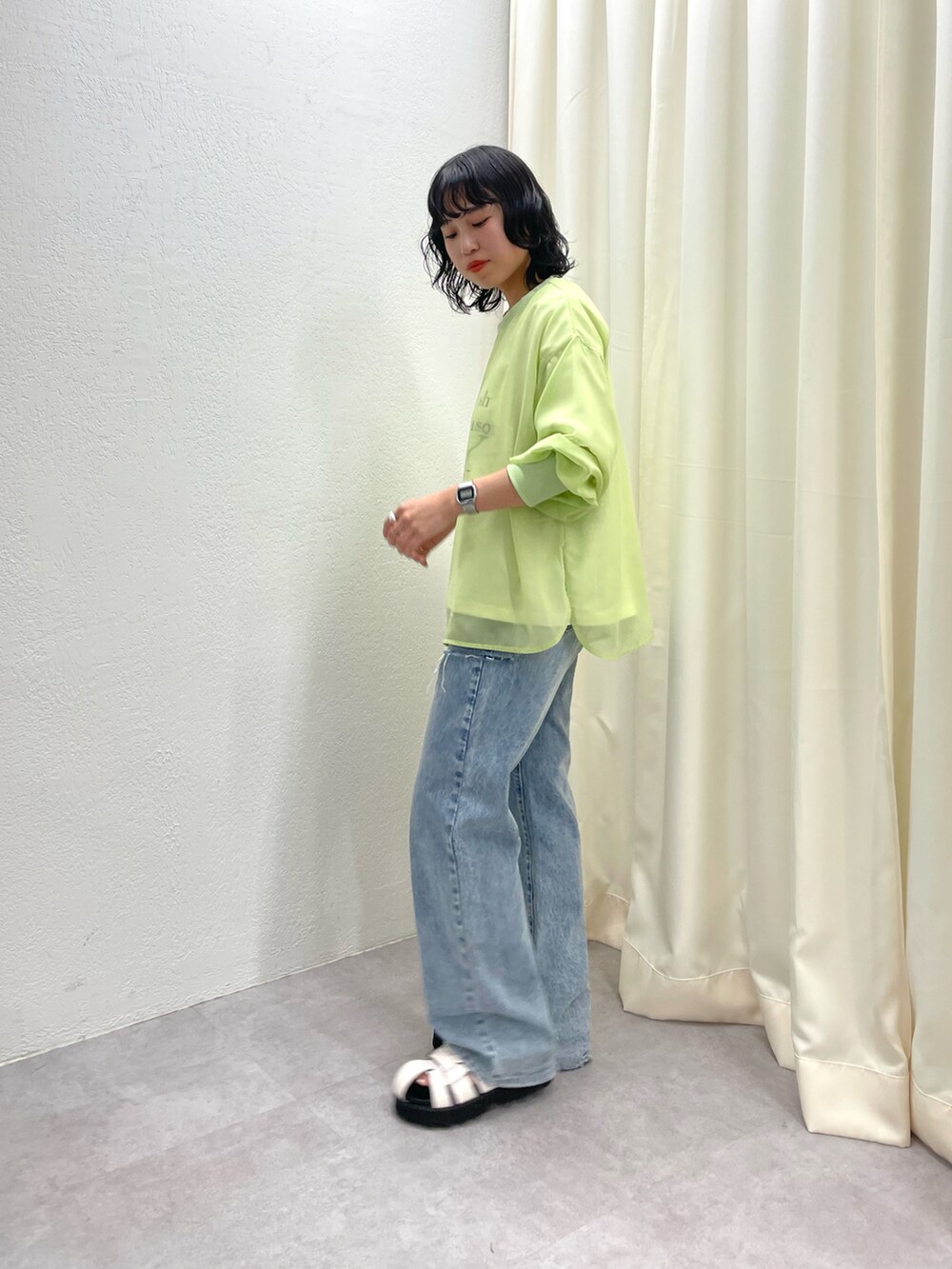 ブラック系のサンダル、ブルー系のデニムパンツ、グリーン系のシャツ/ブラウスを着用したレディースの春コーディネートの2枚目の写真